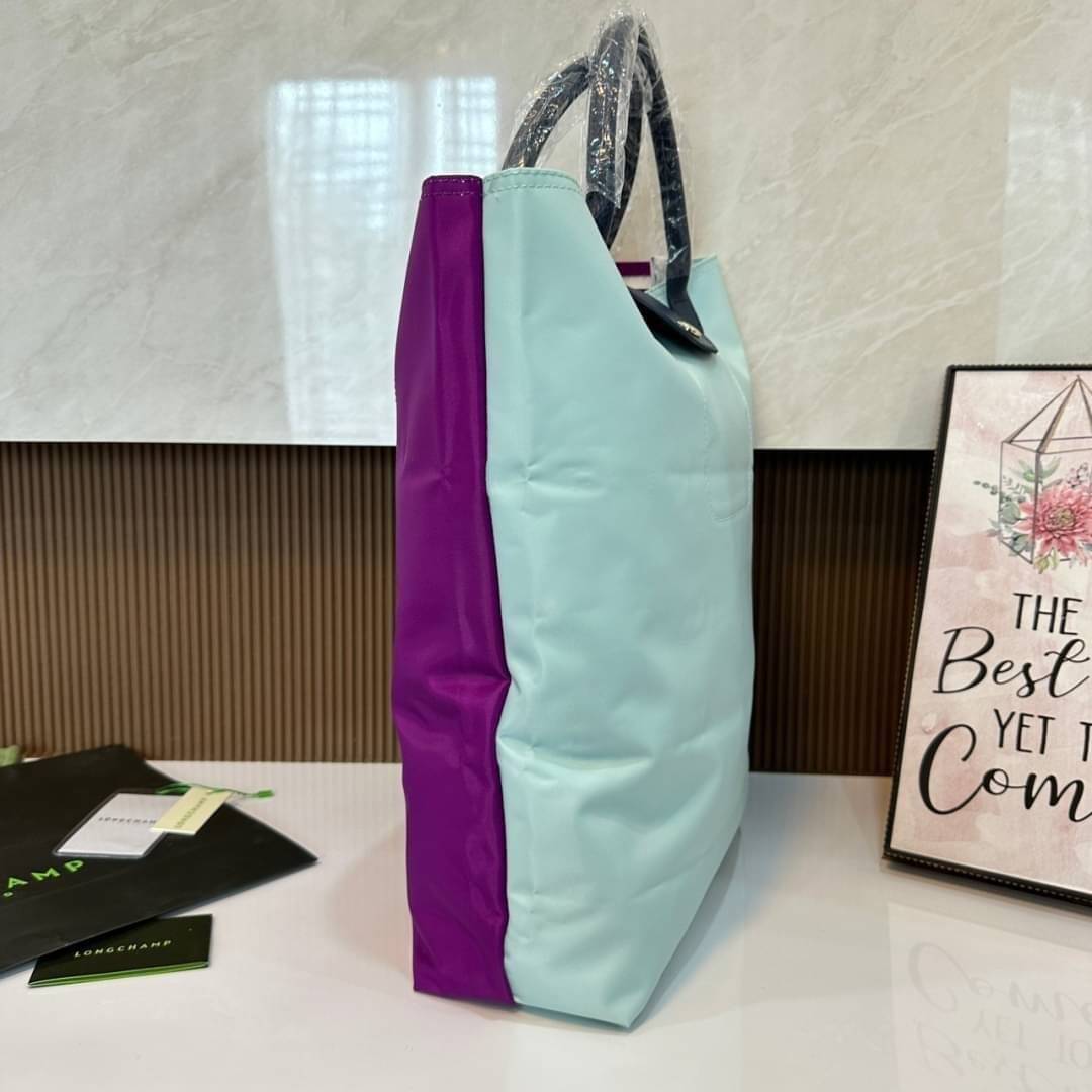 LONGCHAMP LE PLIAGE RE-PLAY TOP HANDLE BAG สินค้ารุ่นลิมิเต็ด collection สุดปัง ซื้อใบเดียวเหมือนได้2 ใบ กระเป๋าสะพายแนวตั้งที่กว้างขวาง มีเอกลักษณ์เฉพาะตัวแต่มีดีไซน์ที่น่าดึงดูด
