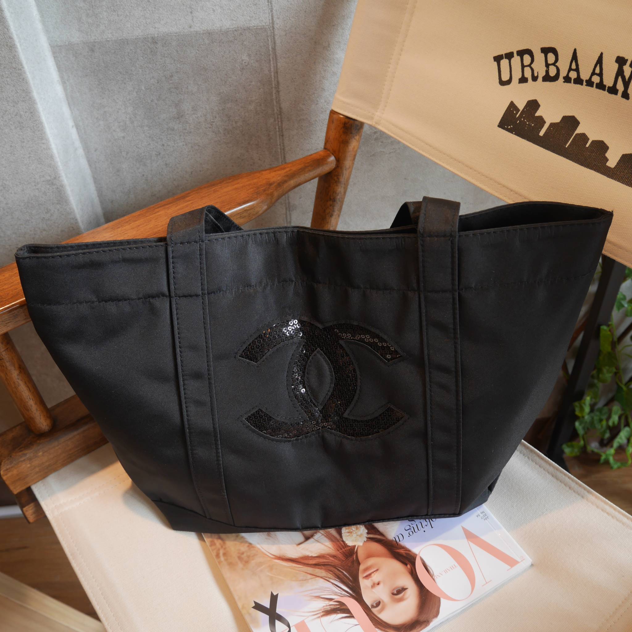 2 สีขายดี!! Must Have! Chanel Satin Shopping Bag กระเป๋าสะพายทรง Shopping Bag พรีเมี่ยมกิ้ฟ Limited Edition ของแท้ 100% นำเข้าจาก Chanel Perfume Counter ใบใหญ่วัสดุ SATIN ประดับคริสตัลสีดำโลโก้ CC สุดคลาสสิค ซับใน Polyester 100% เปิดปิดด้วยกระดุมแม่เหล็ก 