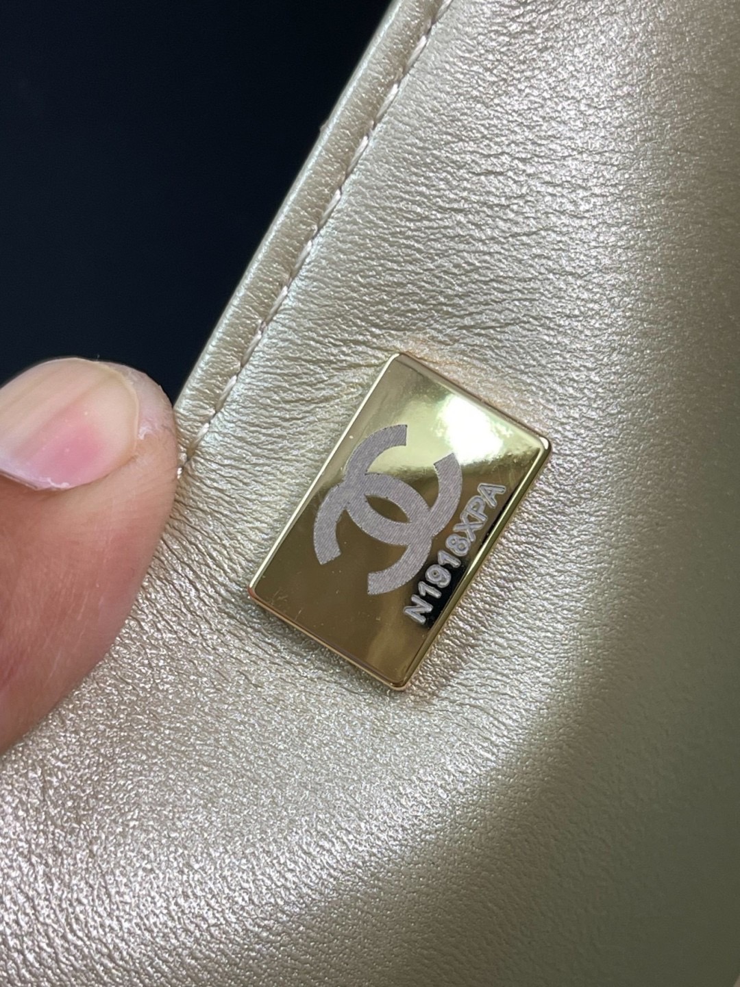 Chanel FLAP BAG & STAR COIN PURSE / CHANEL 24C Gold Metallic Mini Flap Bag กระเป๋าสะพายสีทองเงางามสุดหรู ผู้ดีสุด รวยสุดไปเลยค่า เกรดวีไอพี 1:1 เกรดดีสุด ผ่านทุก ตม ใช้งานต่างประเทศได้