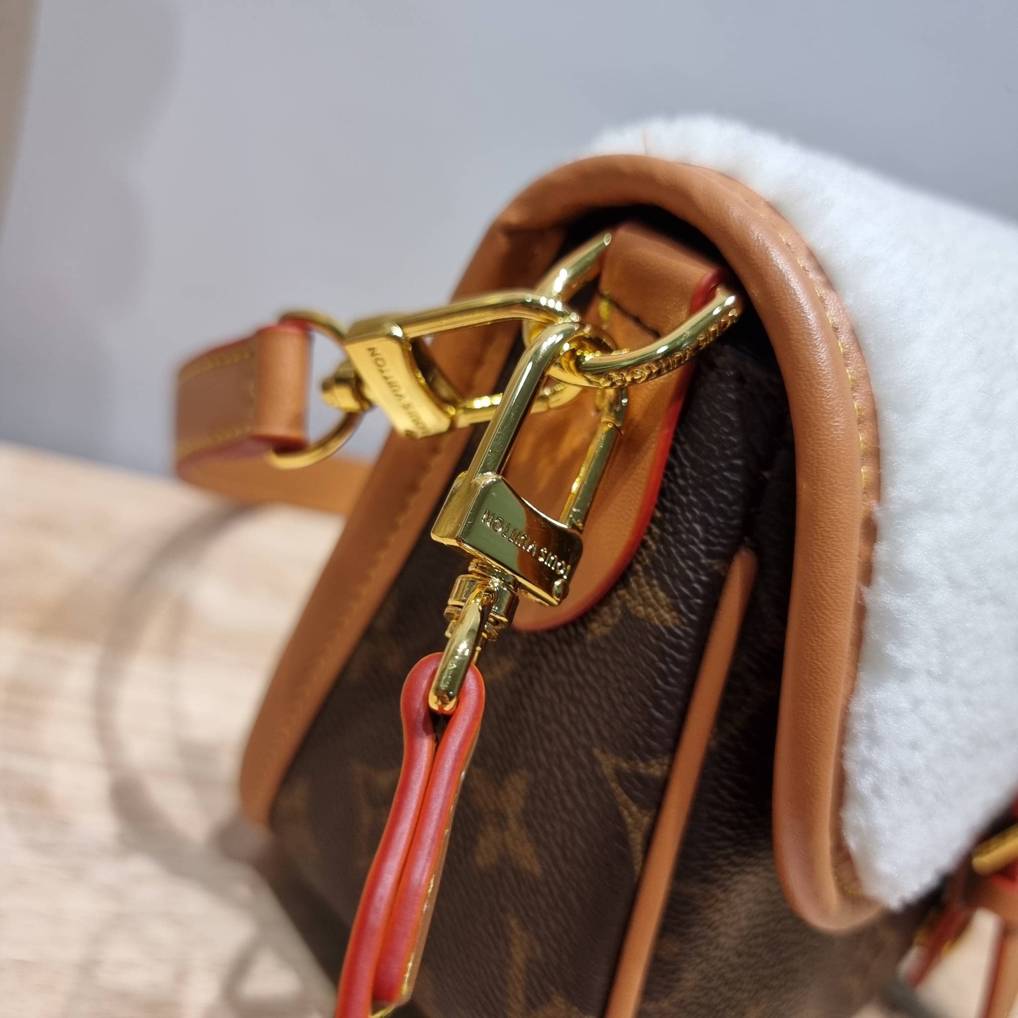 LV DIANE FLEECE BAG ใหม่กับรุ่นที่ทำมาจำนวนจำกัด ดีไซน์ต้อนรับอากาศเย็นๆช่วงส่งท้ายปี กับกระเป๋าสะพายทรงสวย ดีไซน์คลาสสิคซ่อนความหรู ด้วยการตกแต่งขนฟูนุ่ม วัสดุหนังแคนวาสตัดสลับหนังแท้ เปิด-ปิดกระเป๋าด้วยกระดุมแม่เหล็ก ภายในเป็นช่องโล่ง ใส่ของสำคัญได้ครบ