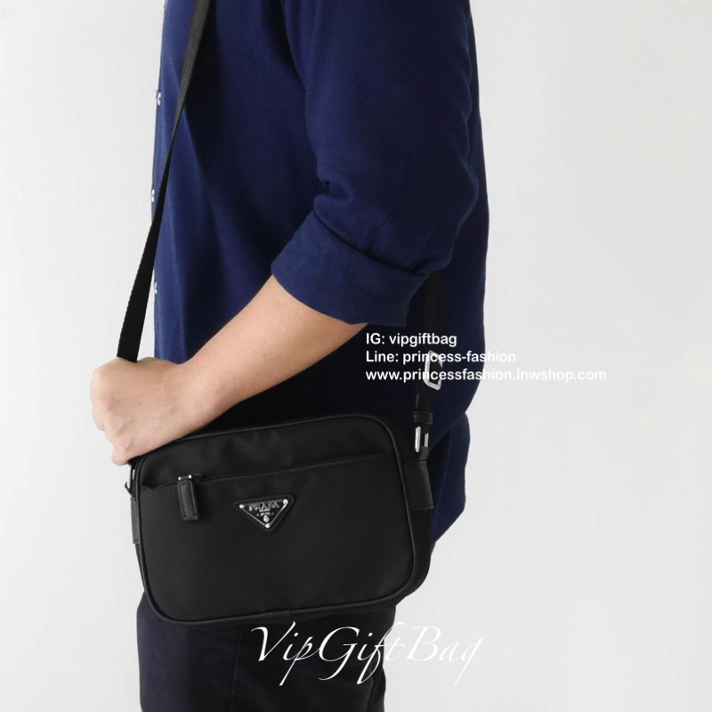 กระเป๋าสะพายข้าง จากแบรนด์ Prada วัสดุทำจากผ้าNylon อย่างหน้า อยู่ทรงสวยเลยคะ ขนาดกะทัดรัด ใส่มือถือ กระเป๋าตังยาว ได้เหลือๆคะ ด้านหน้ามีช่องซิปแยกให้คะ ด้านในบุผ้าลายแบรนด์อย่างดี มีป้ายโลหะแบรนด์ พร้อมช่องใส่ของแยกอีกด้วยคะ อะไหล่เงินทั้งใบ รุ่นนี้แม่ค้