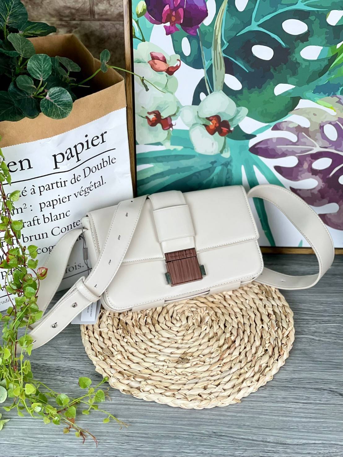 Charles & Keith Front Flap Push Lock กระเป๋าสะพายข้างทรงสวย จุดเด่นที่อะไหล่ลายไม้ตรงตัวเปิดปิด น้ำหนักเบา ด้านหลังมีช่องใส่ของได้ เปิดปิดแบบตัวกดล็อก ด้านในจุของได้พอสมควร เช่น iPhone 12 Pro Max กระเป๋าเงินใบกลาง/สั้นเป็นต้น สายสะพายยาวปรับสายได้ (ถอดสาย