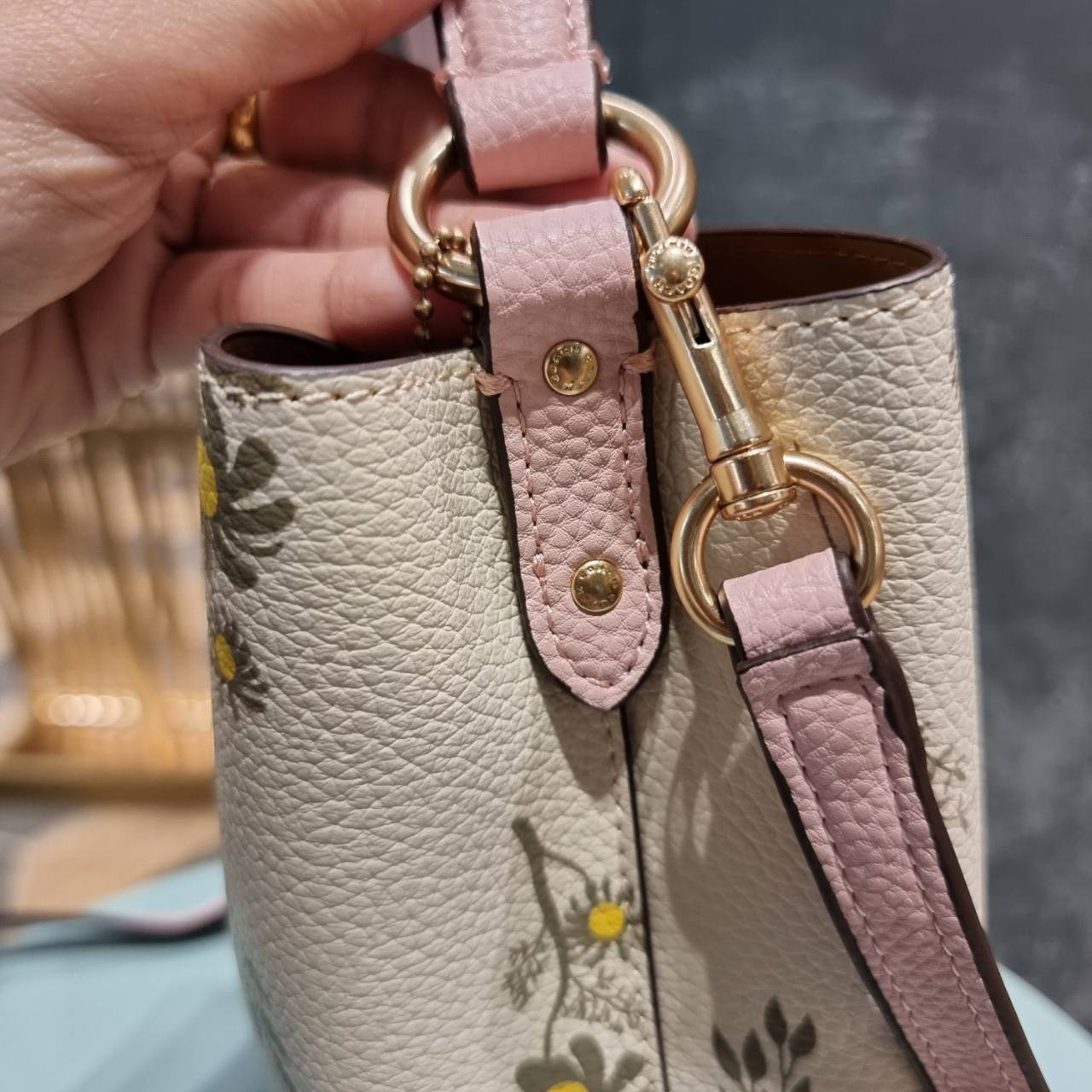 COACH C3598 SMALL TOWN BUCKET WITH SPACED WILDFLOWER PRINT คอลเลคชั่นใหม่ พร้อทเสิร์ฟความสวยก่อนใคร กระเป๋าทรงบัคเก็ตยอดฮิตตลอดกาล ดีไซน์ดอกไม้คละรอบใบ วัสดุหนัง pepble ดูผู้ดี ละมุนไปอีก ปากกระเป๋าเปิด-ปิดด้วยกระดุมแม่เหล็ก 2 ฝั่ง มีหูจับในตัวและสายสะพาย