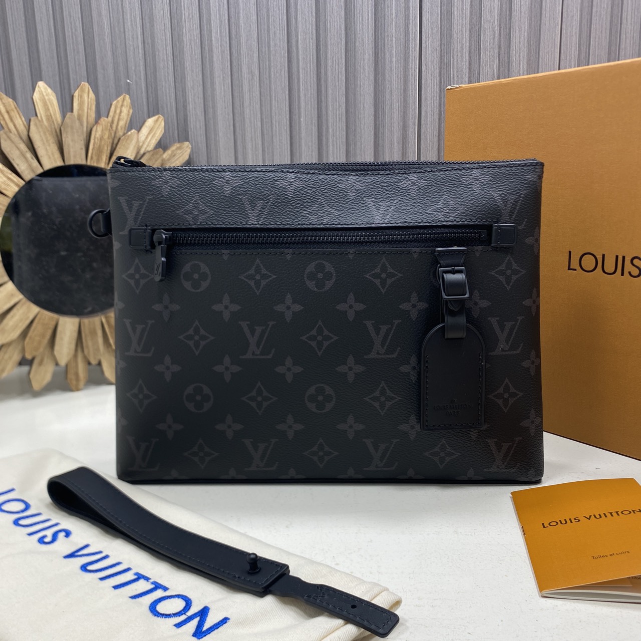 TOP ORI หนังแท้ | LV Takeoff Pouch Clutch Bag กระเป๋าทรงคลัช แคนวาสสุดคลาสสิกของเมซง มีขนาดกะทัดรัดสามารถพกพาแทนกระเป๋าเอกสารแบบดั้งเดิม ช่องกระเป๋าหลักขนาดใหญ่เพียงพอสำหรับใส่แท็บเล็ต