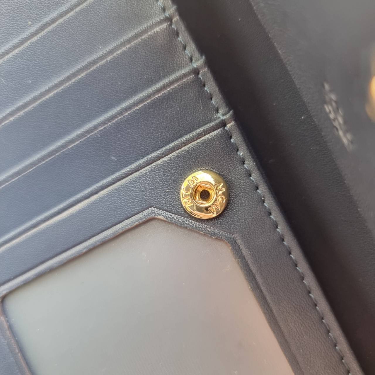 M.C.M TRIFOLD LONG WALLET IN VISETOS กระเป๋าสตางค์ใบยาว คอลเลคชั่นยอดนิยม รุ่นฝาพับ unisex ใช้ได้ทั้งหนุ่มๆและสาวๆน้า ใช้งานง่าย พกพาง่าย วัสดุหนังแคนวาสคุณภาพดี เปิด-ปิดด้วยกระดุม ภายในเป็นหนังแท้ นิ่ม สวย ใส่บัตรได้เยอะ ใส่ธนบัตรได้ทุกช