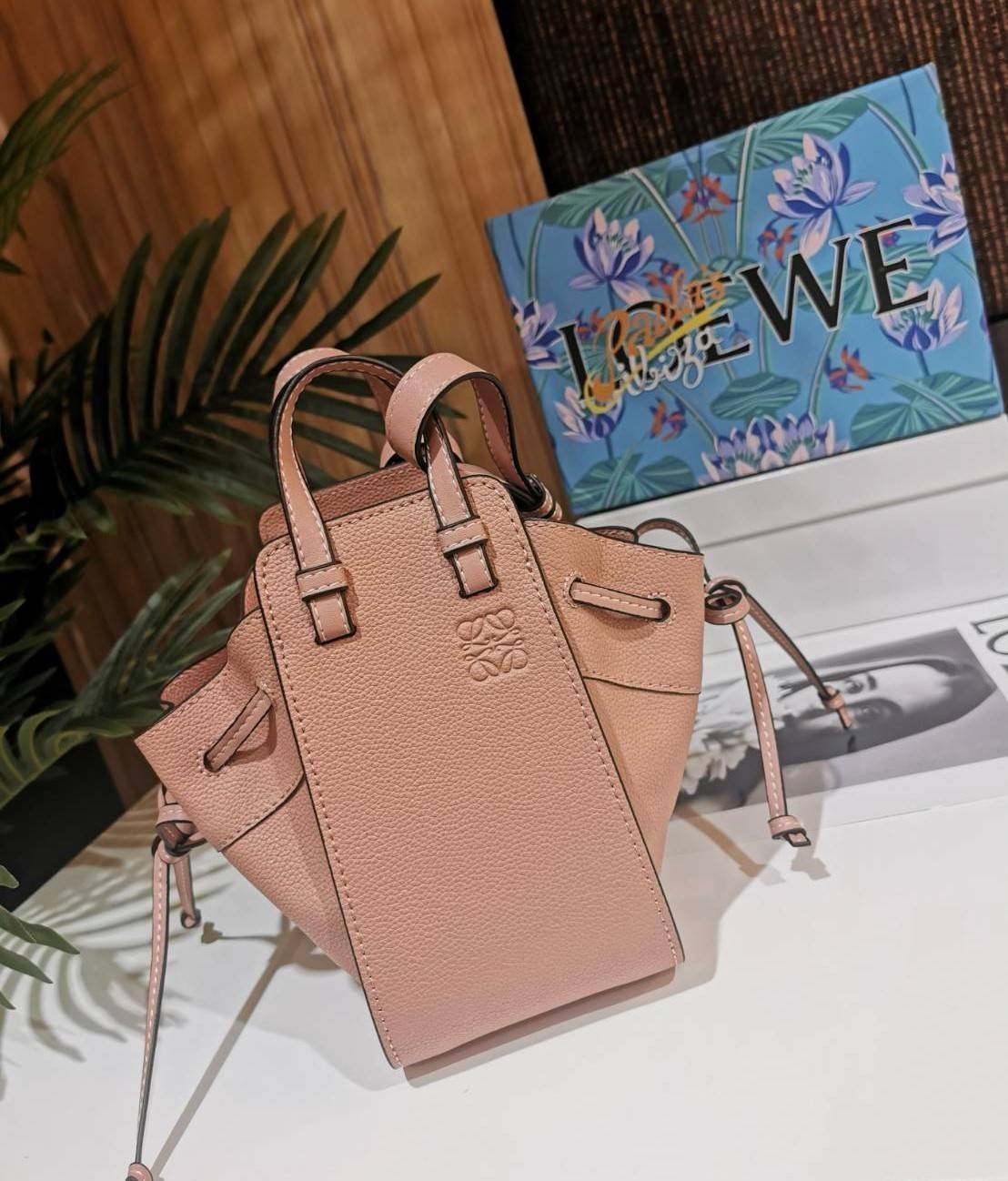 VIP 】เอาใจสายหวานกับสีพาสเทล!✴️ NEWIN! LOEWE HANDLE & SHOULDER BAG GIFT WITH PURCHASE (GWP) กระเป๋าถือหรือสะพายหนังแท้พรีเมี่ยมกิ๊ฟ Limited จาก LOEWE PERFUME DUTYFREE รุ่น Rare items สุดๆวัสดุหนังแท้ Calfskin หนังสวยดีไซน์คงเอกลักษณ์แบรนด์ สามารถปร