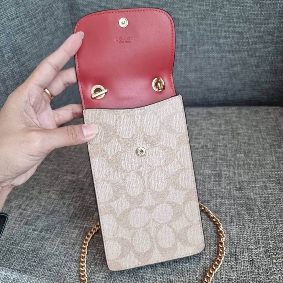 COACH NORTH/SOUTH PHONE CROSSBODY IN SIGNATURE CANVAS F55636 F39955 สุดคลาสสิคกับกระเป๋าสะพายเอนกประสงค์ Case phone ใส่โทรศัพท์มือถือได้ทุกรุ่น ดีไซน์ลายเอกลักษณ์ วัสดุหนังแคนวาสเคลือบลาย ฝาและภายในเป็นหนังสังเคราะห์เรียบ เปิด-ปิดด้วยกระดุม สายสะพายยาวประ