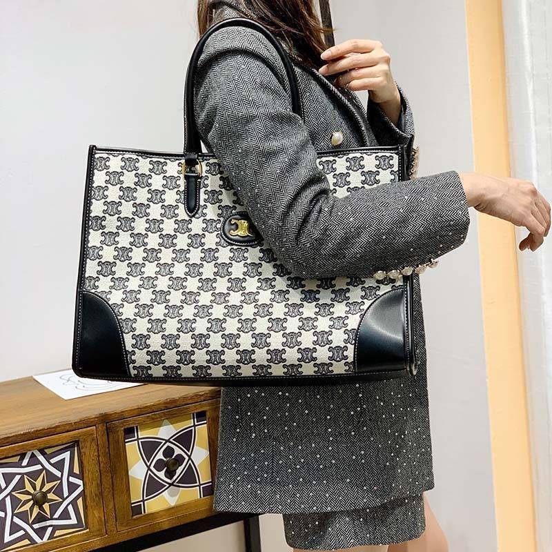 CELINE LARGE TOTE BAG VIP GIFT WITH PURCHASE (GWP) กระเป๋าพรีเมี่ยมกิ๊ฟ Limited จาก CELINE HAUTE PARFUME DUTYFREE COUNTER วัสดุ CANVAS ทรงเหลี่ยมดีไซน์ Casual สวยคลาสสิคสไตล์สาว Lisa ใบใหญ่ใส่สัมภาระได้เยอะจุใจภายในโล่งกว้าง ใส่เอกสาร A4 หนังสือ กระเป๋าสต