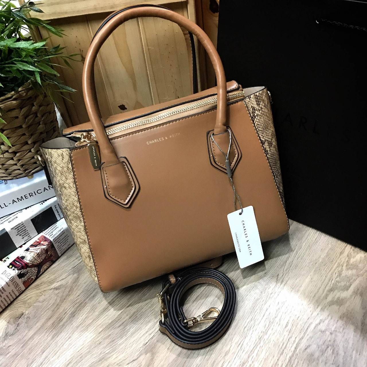 Don't Miss! CHARLES & KEITH DOUBLE ZIP STRUCTURED BAG กระเป๋าถือหรือสะพายรุ่นยอดนิยมขนาดใหญ่กำลังดี หนังเรียบสวยอยู่ทรงด้านหน้ามีโลโก้แบรนด์อะไหล่ทองนูน เปิดปิดด้วยซิป ภายในกว้างจุของได้เยอะ ใส่ Ipad กระเป๋าสตางค์ หนังสือ ของใช้ได้จุ มาพร้อมสายสะพายย