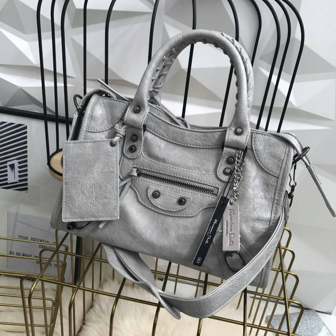 Massimo Dutti Classy Crossbody Bag กระเป๋าทรงสุด ฮิตจาก Massimo Dutti ขนาด mini จะถือ, สะพายสะพายไหล่ หรือสะพาย crossbody ได้หมดค่ะ หนังเงาสวยนิ่มมือรับประกันเลย ภายในแบ่งช่องเป็นสัดส่วน น้ำหนักเบา จุของได้คุ้ม มาพร้อมกับสายยาวให้ ใบนี้ใช้ได้ ทุกโอกาสจริง