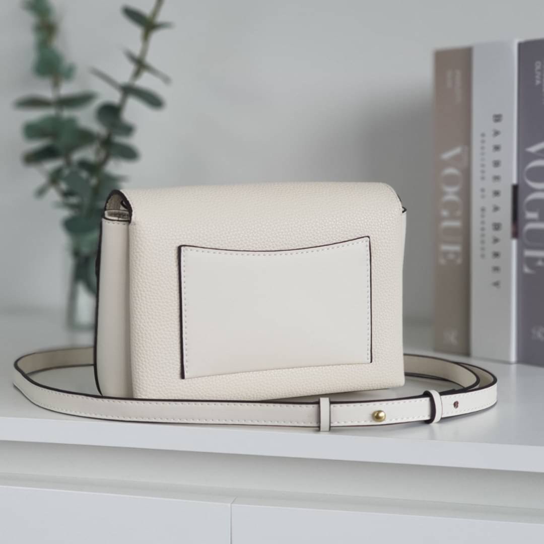 TORY BURCH CROSSBODY BAG กระเป๋าสะพายข้าง **หนังสวยมาก อะไหล่ทองวินเทจ ด้านหน้าประดับโลโก้แบรนด์ เปิดปิดด้วยตัวล็อคหมุน ภายในโล่งกว้างบุผ้าปั้มแบรนด์ มีช่องใส่ของ 3 ช่องใหญ่ พร้อมช่องซิปและที่เก็บบัตร มาพร้อมสายยาวถอด-ปรับระดับได้ ขนาดกำลังดี รีบคว้าด่วนค