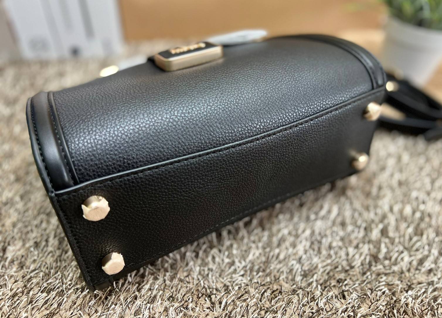 COACH GRACE CARRYALL BAG((cc141)) สวย หรู มาเลยจ้าา พร้อมส่ง! กระเป๋าหิ้ว//สะพายแบบครอสบอดี้ร์ หนังแท้ ทรงสวยหรู อัพลุคให้คุณผู้หญิงดูดีได้เลยทีเดียวค่ะ ด้านหน้าออกแบบเป็นช่องกระดุมแม่เหล็กพร้อมป้ายโละหะแบรนด์เด่นหรูค่ะ เปิด-ปิดกระเป๋าด้วยซิป ภายในใส่กระเ