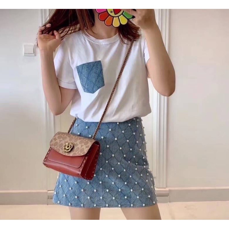 COACH 30592 PARKER 18 IN SIGNATURE CANVAS WITH RIVETS ไอเท็มยอดฮิต รุ่นหายาก!! sold out ไปหลายรอบ ก็ยังมีคนรอ!! กระเป๋าสะพายข้าง ไซส์กะทัดรัด พกพาง่าย ดีไซน์สวยด้วยการตอกหมุดเพิ่มดีเทล โดดเด่นด้วยตัวล็อครูปดอกไม้ วัสดุหนังแคนวาสเคลือบลายสลับหนังแท้ ภายในเ