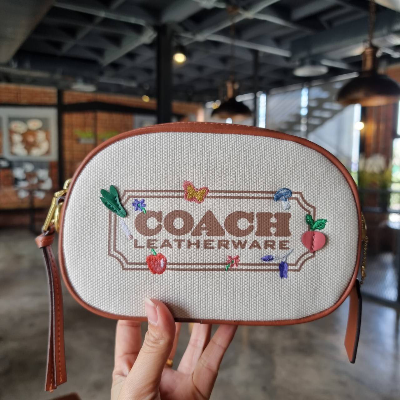 ของแท้ 💯% 】COACH C2764 BADGE CAMERA CROSSBODY WITH GARDEN EMBROIDERY BADGE ยกความสดใสมาให้ทั้งสวน!! น่ารักเบอร์ใหญ่อีกหนึ่ง กระเป๋าสะพายข้างกระจุ๋งกระจิ๋ง ดีไซน์ปักลายมุ้งมิ้ง