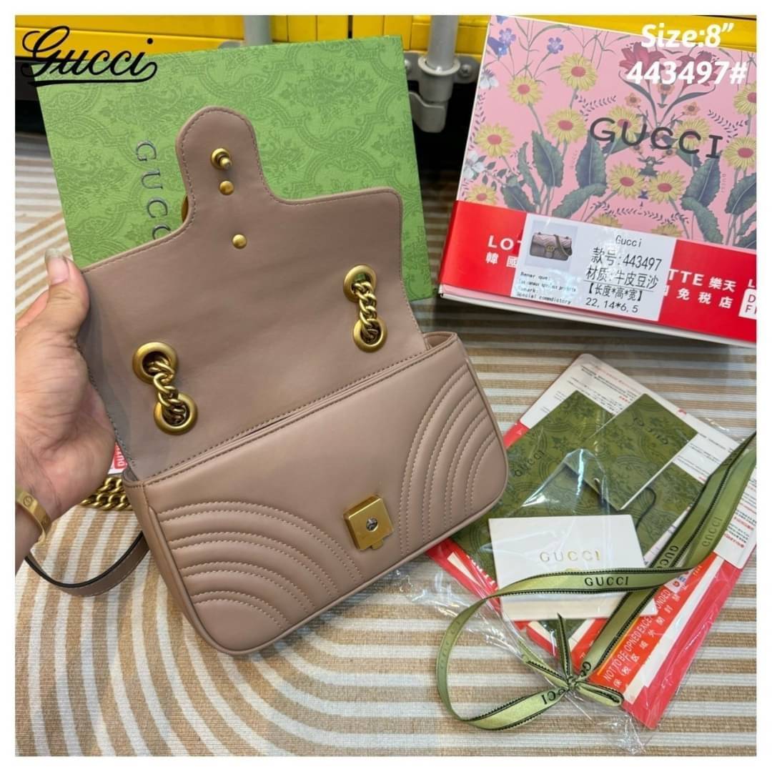 GUCCI GG Marmont shoulder bag กระเป๋าสะพายข้างรุ่นคลาสสิค สะพายขับผิว ดูแพง อัพลุคได้สบายๆ เปิด-ปิดด้วยตัวกดล็อคแน่นหนา ด้านหลังดีไซน์รูปหัวใจ