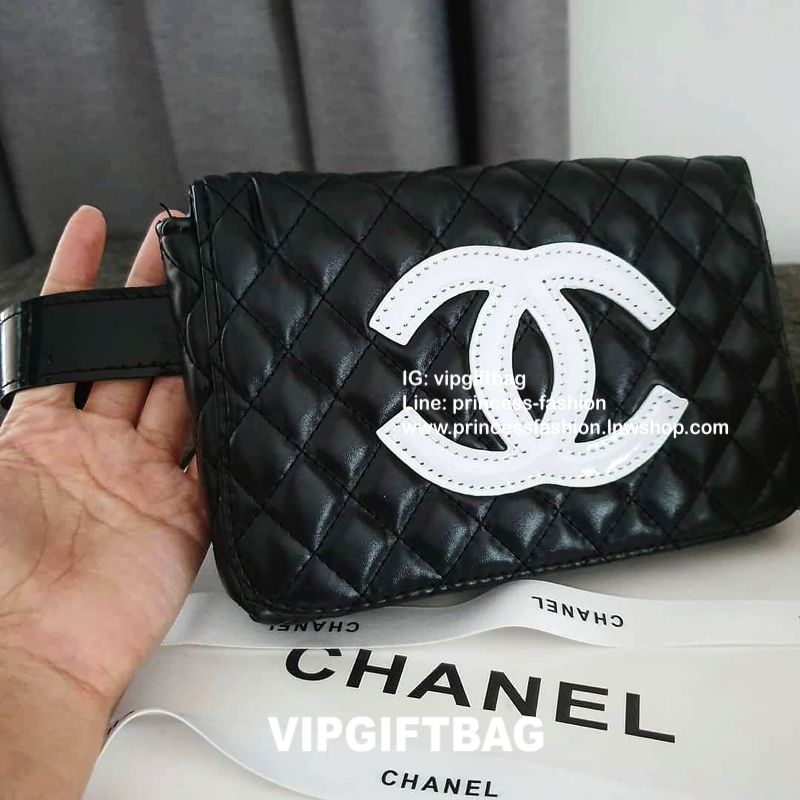 พรีเมี่ยมกิ๊ฟแท้ 100% 🎈กระเป๋า Chanel Quilted Belt Bag (โลโก้ดำ) กระเป๋า Chanel รุ่นนี้สามารถคาดอกหรือคาดเอวได้หมดค่า เปิดปิดด้วยฝาปิดกระดุมแม่เหล็ก ภายในโล่ง ซับในลายเเบรนด์ สามารถใส่ Iphone เครื่องสำอางค์ กระเป๋าสตางค์ ใส่ได้ค่ะ