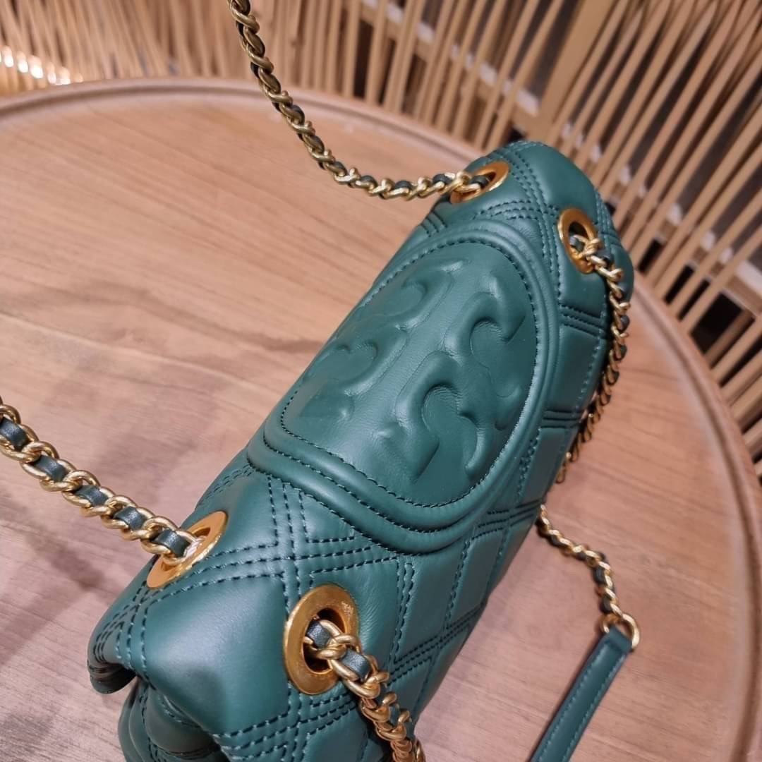 TORY BURCH FLEMING SOFT CONVERTIBLE SHOULDER BAG รุ่นหายากที่สาวๆตามหา มาพร้อมเสิร์ฟความสวยถึงบ้านไปเลยจ้า รอบนี้คัดสีสวยๆมาให้ได้ช้อปกันอย่างจุใจไปเลย กระเป๋าสะพายไหล่ หนังแท้นิ่มเต็มใบ สวยหรูดูแพง เปิด-ปิดด้วยตัวกดล็อคแน่นหนา สายสะพายในตัวปรับใช้ได้ 2 แ