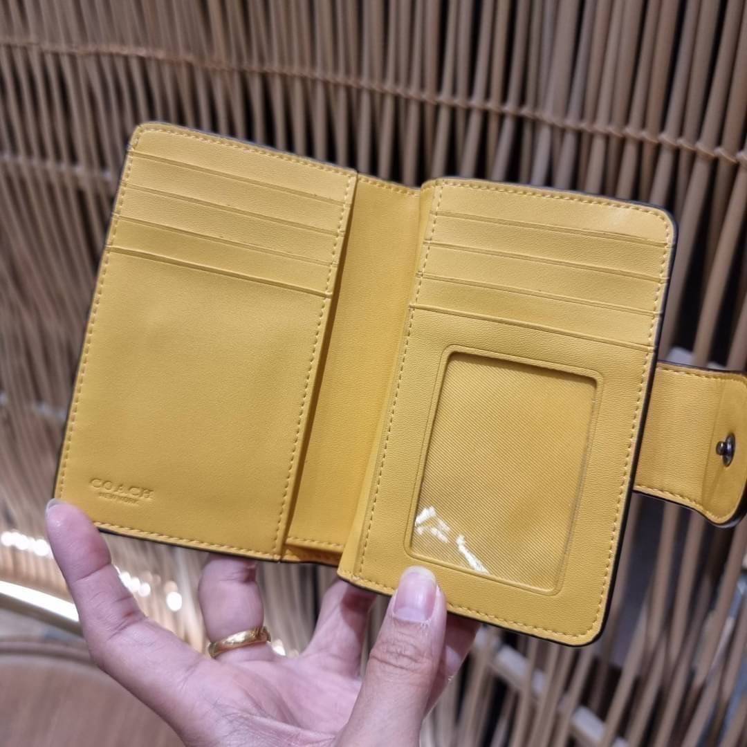 COACH C0082 MEDIUM CORNER ZIP WALLET IN SIGNATURE CANVAS ฉุดยังไงก็ไม่อยู่กับความปังของรุ่นนี้ ดีไซน์ใหม่สวยซ่อนหรู กระเป๋าสตางค์ใบกลาง 👛 เป็นไอเท็มสุดฮิต ที่ไม่ควรพลาด พกพาสะดวก ขนาดกำลังเหมาะมือ วัสดุหนังแคนวาสเคลือบลาย ภายในมีช่องใส่บัตร ใส่ธนบ