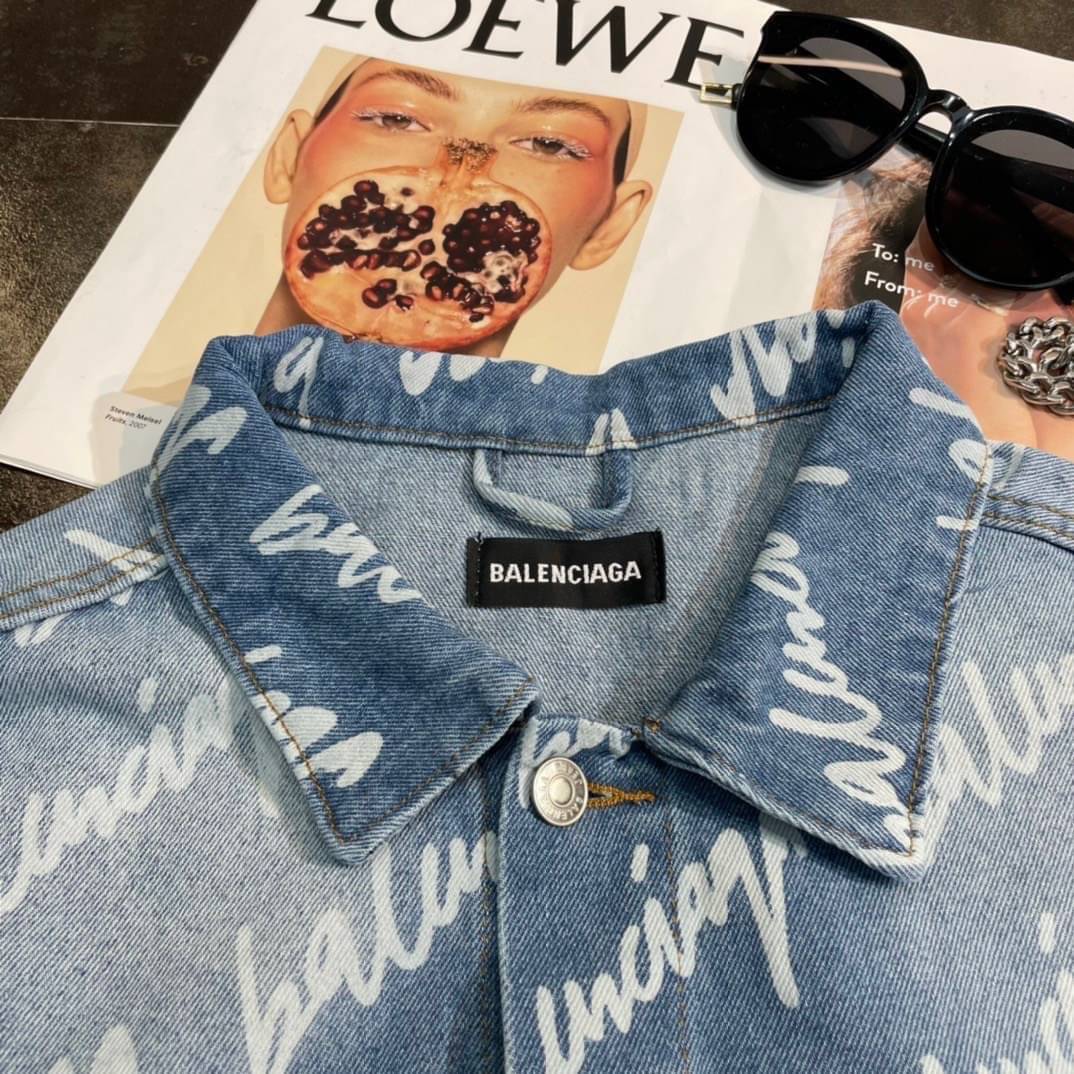 Balenciaga all-over logo denim jacket / BALENCIAGA Jacket เกรดออริจินอล มีป้ายแท็กที่คอเสื้อ ใส่ได้ทั้งผู้หญิงผู้ชาย พร้อมส่งที่ไทย