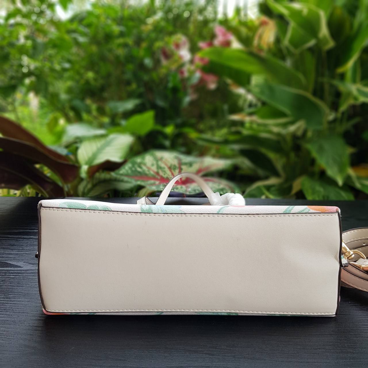 COACH C8217 MOLLIE TOTE 25 WITH DREAMY LAND FLORAL PRINT คอลใหม่ล่าสุด ยังไม่เข้า shop ไทย สวยๆแบบไม่ต้องรอพรีฯให้ยาวนาน กับกระเป๋าโท้ทไซส์เล็กที่สาวๆต่างก็ต้องปักใจรัก สวยสมใจ ดีไซน์ลวดลายดอกไม้ คละเคล้าเต็มใบ ละมุน สดใส น่าใช้สุดๆ วัสดุหนังแคนวาส ภายในโ