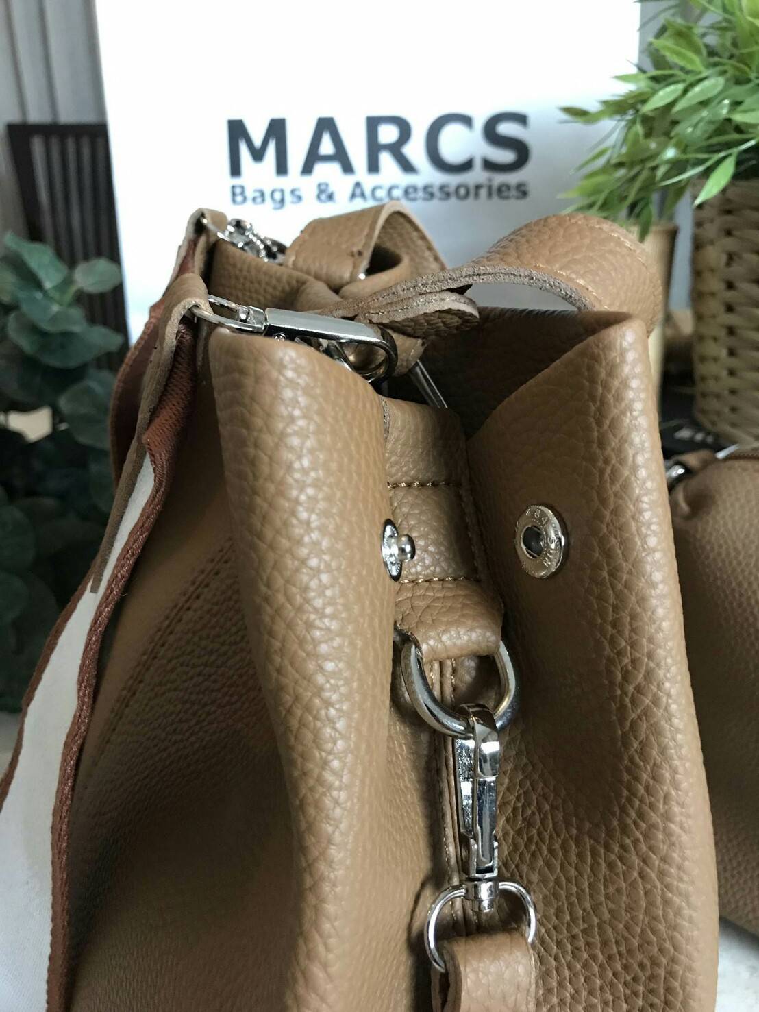 MARCS 2WAYS SHOULDER BAG 2018 New arrival กระเป๋าถือหรือสะพาย 2 in 1 รุ่นใหม่ล่าสุด ดีไซน์สไตล์ Hermes สุดคลาสสิค ซื้อ 1 ได้ถึง 2 ใบ ทั้งใบใหญ่ & ใบเล็กเข้าชุดกัน พร้อมสายสะพาย 2 แบบ 2 สไตล์สลับใช้ได้ไม่จำเจ วัสดุหนังแกะสังเคราะห์นิ่มสวย ขนาดกำลังดี ใบใหญ