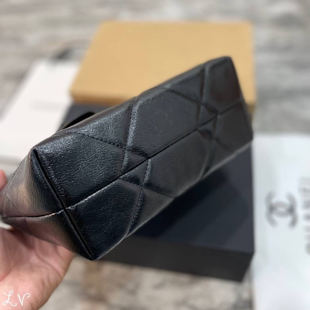 Chanel Tote Handbag & Crossbody Bag กระเป๋าสะพายทรงโท้ท งานหนังสวยเต็มใบ จุของได้แบบจุกๆ ดีไซน์คลาสสิค ใช้งานได้ง่ายด้วยหูจับและสายสะพาย ที่สามารถถอดออกได้ ในวันที่อยากปรับเปลี่ยนลุค รับรองว่าเก็บได้หมดทุกไอเท็มจำเป็น แนะนำเลยน้า