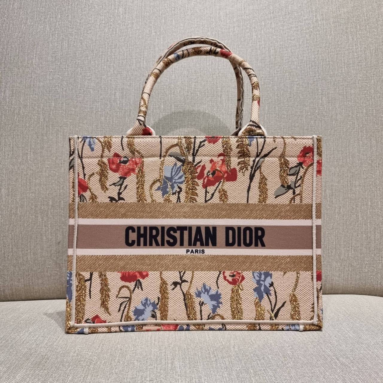 VIP 】HOT ARRIVAL!! DIOR CD SHOPPING BAG WITH GWP กระเป๋าทรงช้อปปิ้งใบใหญ่ จุใจ!! พรีเมี่ยมกิ๊ฟรุ่นดับเบิ้ลฮอต ดีไซน์คลาสสิควินเทจ สวยหรู วัสดุผ้าแคนวาสลายกราฟฟิค ภายในโล่งกว้างมากๆ ใส่ของจุสุดๆ โน้ตบุ้ค ไอแพด กระเป๋าสตางค์ มือถือ หรือเสื้อผ้ายังได้ สะพายค