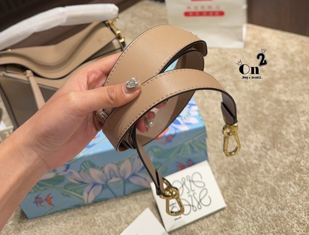 LOEWE Puzzle Bag With Jacquard Strap กระเป๋าสะพายแบรนด์หรู ทรงคล้ายลูกลักบี้ มาพร้อมสายยาวผ้าแจ็คการ์ด สวยงามมากค่ะ