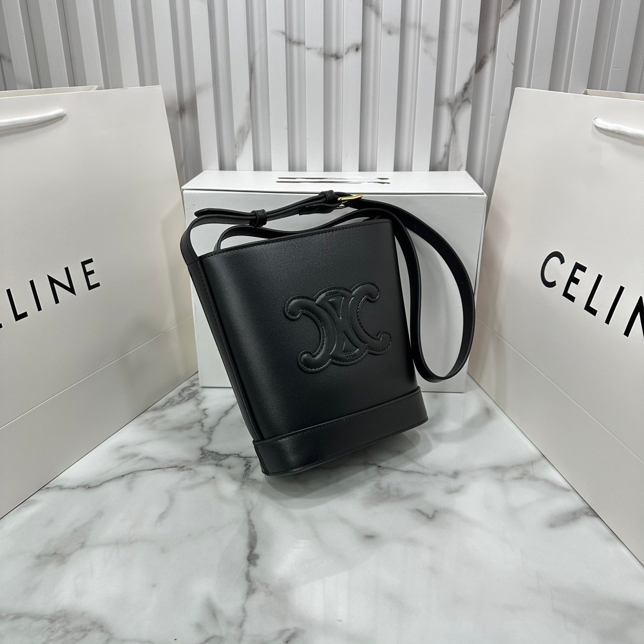 CELINE SMALL BUCKET CUIR TRIOMPHE in Smooth กระเป๋าสะพายทรงบัคเก็ต ใช้งานง่ายที่สุด สายสะพายในตัว รุ่นฮิตข้ามปี งานหนังแท้สวยเรียบหรู ผู้ดีไปอีก