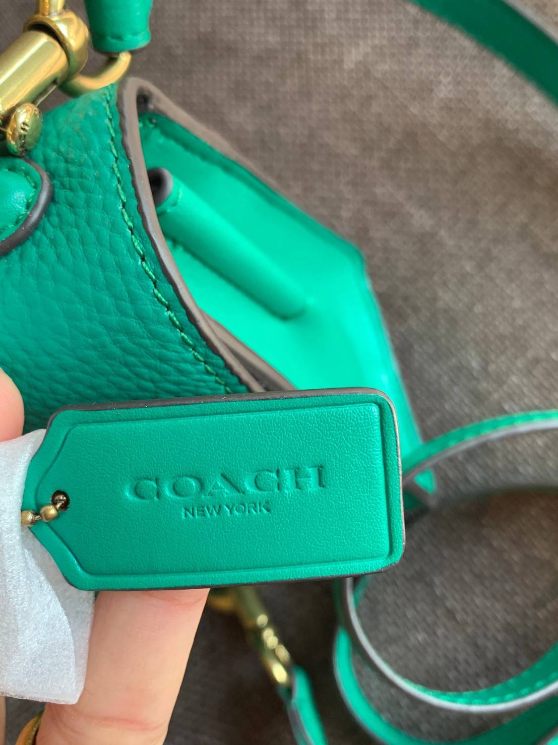 COACH TABBY TOP HANDLE 20 พร้อมส่งที่ไทยค่ะ! กระเป๋าหิ้ว//สะพายข้างได้ หนังแท้อย่างดี กหนึ่งใบทำหนังสองลายได้อย่างสวยงาม พร้อมโลโก้รุ่นใหม่ล่าสุดดูดีมากๆค่ะ เปิดปิดกระเป๋าแบบกดล็อค ภายในมีช่องหลักสองช่อง ใส่มือถือได้ทุกรุ่น;กระเป๋าเงินใบกลางได้;ของจำเป็นจ