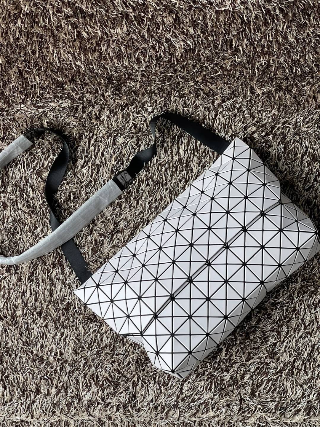 Baobao Issey Miyake Prism Sac ชาวมินิมอลทั้งชายและหญิงต้องถูกใจรุ่นนี้ เพราะ Prism Sac เป็นกระเป๋าแบบ unisex ที่มาพร้อมกับความเรียบง่ายของวัสดุเนื้อแมตต์ แต่ให้ลุคสไตล์เท่แบบคูลๆ โดดเด่นด้วยดีไซน์ที่ออกแบบมาให้ใช้งานที่ง่าย ตอบโจทย์ทุกสถานการณ์ฝาพับแบบเปิ