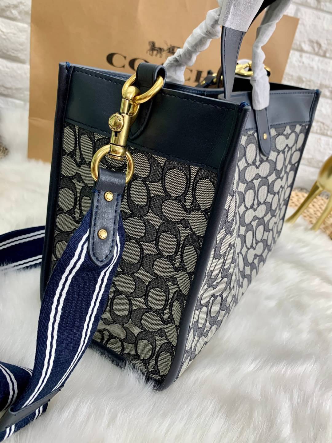 สวยๆ เคลียสต๊อค มีไม่มากจร้าา! COACH TOTE FIELD JACQUARD BAG ((C3282)) กระเป๋าหิ้ว//สะพายข้าง JacquardลายC+หนังแท้ สวยงามลงตัวมากๆค่ะ ปากกระเป๋าเปิดปิดแบบกระดุมแม่เหล็ก ภายในกว้าง สาวๆทีาสัมภาระเยอะบอกเลยเหมาะมากค่ะ