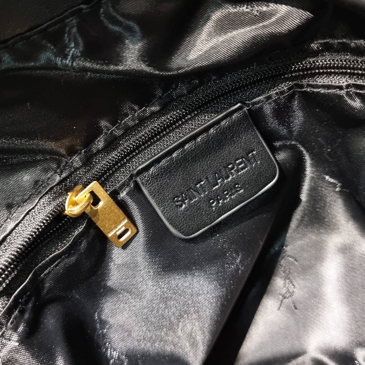 YSL jamie shopping bag ครบเครื่องตัวมัมเค้าใช้กัน ดีไซน์ใหม่! กับกระเป๋าสะพายใบใหญ่ เรียบหรู ดูปัง ดูแพง สีดำคลาสสิคตัดกับอะไหล่สีทองได้อย่างลงตัว