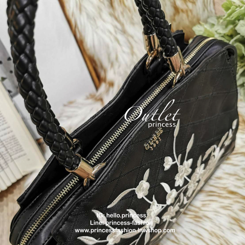 GUESS WOMAN CROSS BODY BAG กระเป๋าถือ/สะพายรุ่นใหม่ล่าสุดจาก GUESS FACTORY หนังสวยอยู่ทรงขนาดกำลังดี น้ำหนักเบา ด้านหน้าประดับโลโก้แบรนด์เปิดปิดด้วยซิปสะดวกใช้ ด้านข้างมีกระดุมปรับขยาย ภายในมีโลโก้ ช่องซิปและช่องใส่ของ ซับในพิมพ์แบรนด์ ใส่กระเป๋าสตางค์ มื
