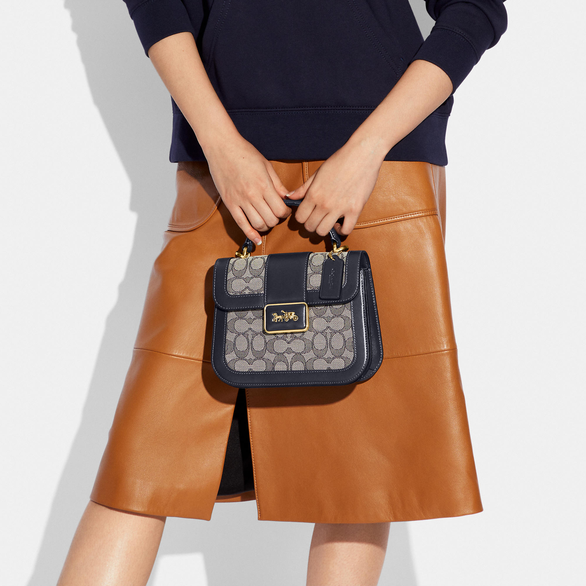 ใบจริงสวยหรูมากๆค่ะ💥 COACH ALIE TOP HANDLE IN SIGNATURE JACQUARD ((C4822)) พร้อมส่งที่ไทยค่ะ! กระเป๋าหิ้ว//สะพายข้าง วัสดุ Jacquard+หนังแท้ได้ลงตัวสวยงามมากๆค่ะ คลาสสิคสุดๆ เปิดปิดกระเป๋าแบบกดล็อค ช่องหลักกางออกได้กว้างสามารถใส่กระเป๋าเงินใบกลางได