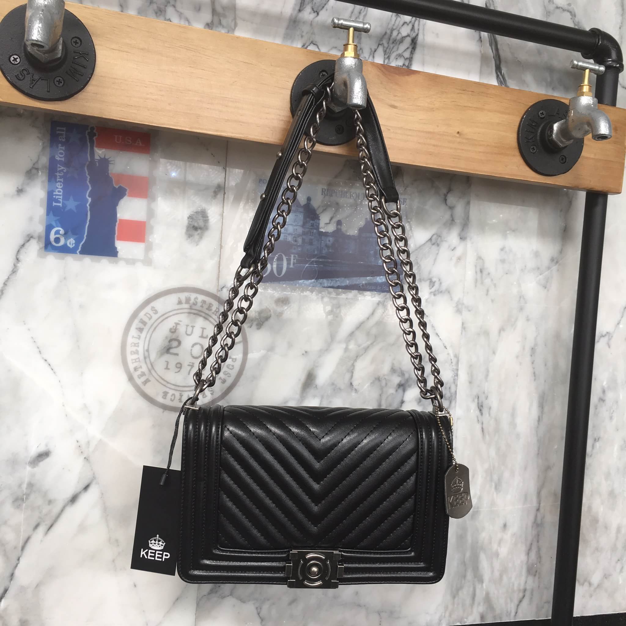 BestSeller! Keep chain large shoulder bag กระเป๋าทรงยอดฮิตคะ รุ่นนี้รับประกันความสวย ตัวกระเป๋าหนังแกะสังเคราะห์เนื้อดีมากๆ ขนาดกะทัดรัด ภายในสีแดง มีช่องใส่ของจุกจิก สายโซ่ปรับได้ 2 แบบทั้งสายสั้น สายยาว สะพายพาดลำตัวได้คะ น่ารักมาก ใส่มิกส์แอนแมท ได้ง่า