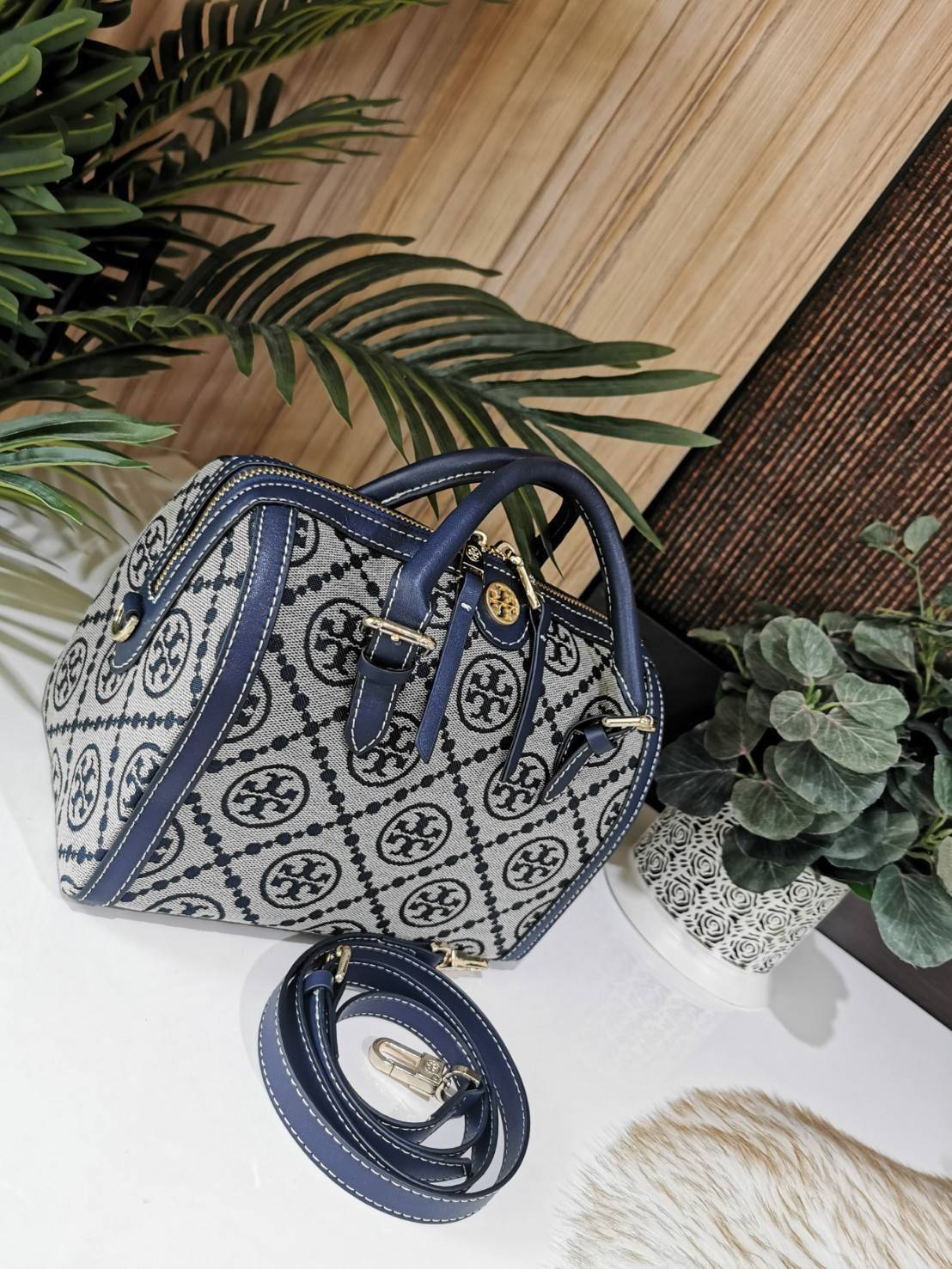 TORY BURCH FACTORY MONOGRAM JACQUARD BOSTON BAG กระเป๋าถือหรือสะพายรุ่นใหม่ล่าสุดจาก TORY BURCH FACTORY วัสดุ Woven Jacquard & Leather ในลาย Jacquard คงเอกลักษณ์แบรนด์สวยอยู่ทรงดีไซน์โดดเด่นทรง Boston เปิดปิดด้วยซิปคู่สะดวกใช้ขนาดกำลังดีใส่กระเป๋าสตางค์ยา