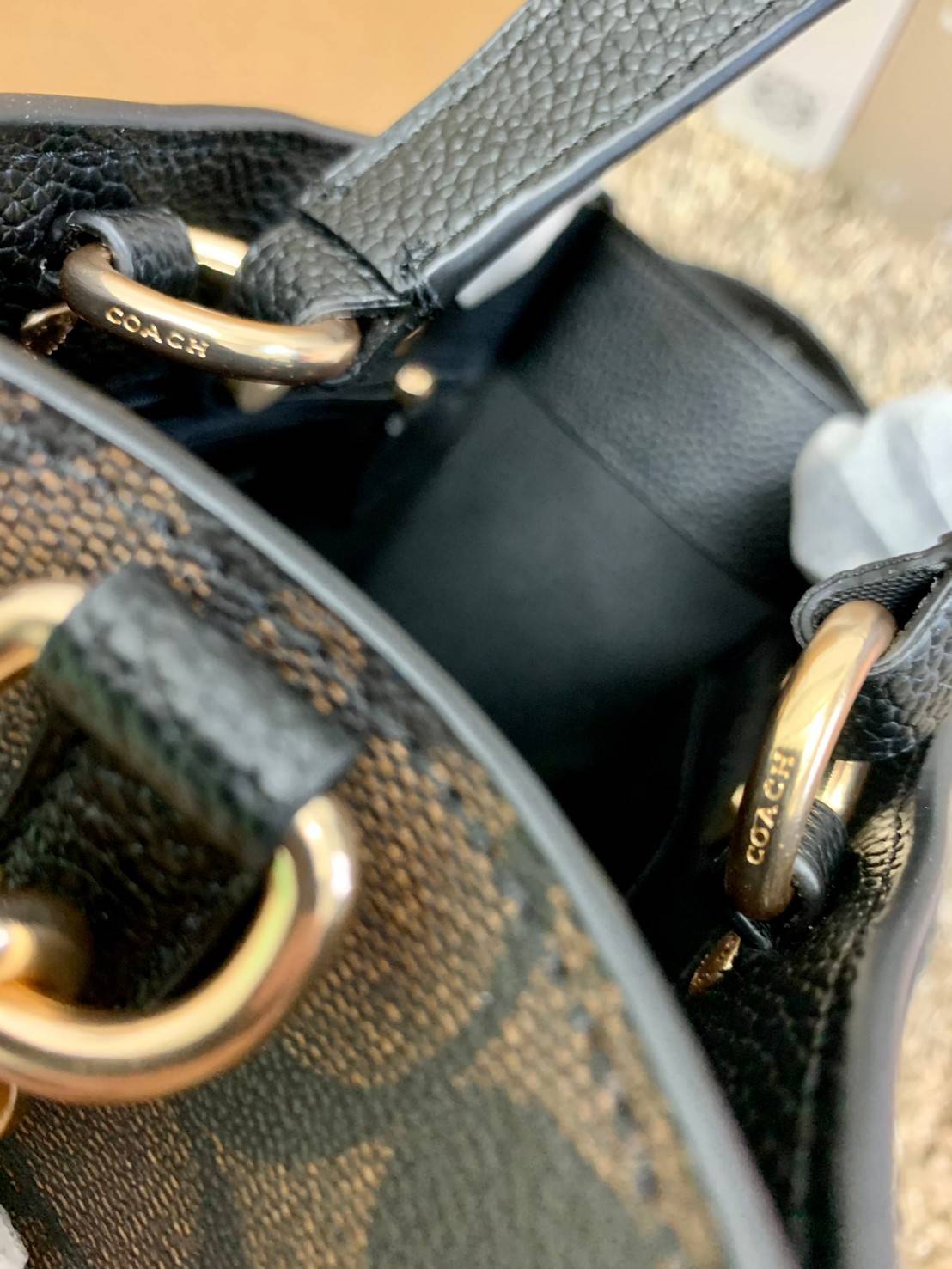 น่าใช้มากๆ สวยเกินราคาไปเลยจร้าา😘 COACH FIELD TOTE 22 SMALL BAG ((C5122)) พร้อมส่งความสวยที่ไทยค่ะ! กระเป๋าหิ้วหรือสะพายข้างได้ หนังแท้นิ่ม ใบจริงสวยมากๆเลยค่ะ ปากกระเป๋าแบบกระดุมแม่เหล็ก ภายในกว้างใส่ของจำเป็นของสาวๆได้เยอะเลย มีช่องซิปและช่องเล็