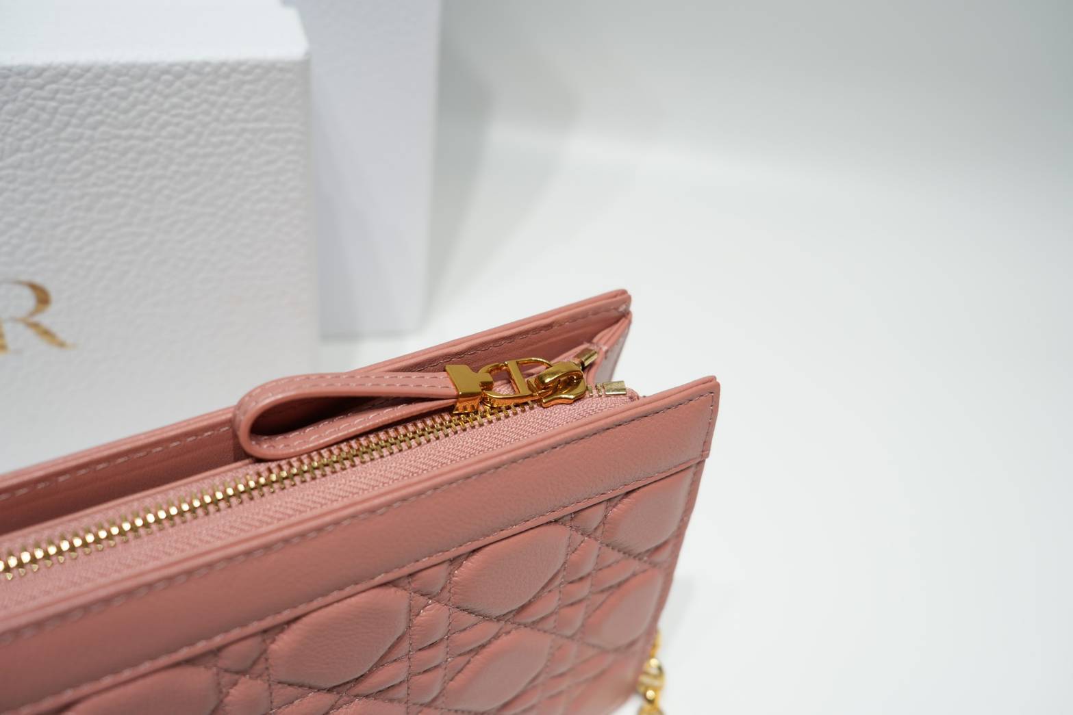 Caro Every Dior Pouch / Dior Clutch Bag Cloud Supple Cannage Leather กระเป๋าทรงคลัชพอช หนังแท้ ทรงเสนห์ผสมผสานดีไซน์ทันสมัยและใช้งานง่ายได้จริงหลายโอกาส เกรดท็อปออริ เทียบแท้ 1:1 ใช้งานต่างประเทศ