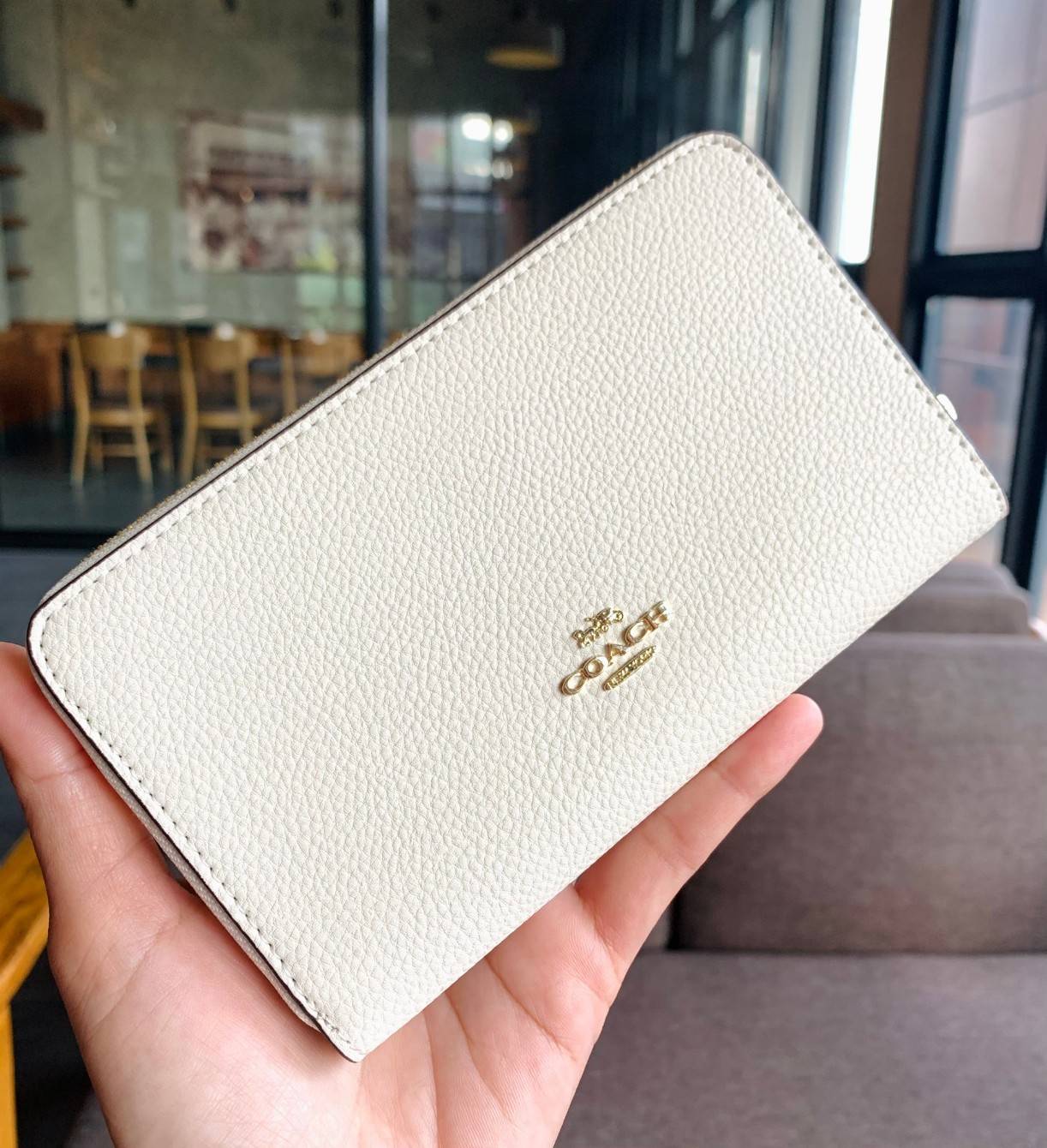 COACH X PEANUTS MEDIUM ID ZIP WALLET WITH WOODSTOCK((C4604)) 📣พร้อมส่งค่ะ! กระเป๋าเงินใบกลาง ขนาดพอดีๆ 🔺ด้านหน้าปั้มตัวการ์ตูน พร้อมตัวอักษรภาษาอังกฤษ นูนเด่นชัด ซุกซน น่ารักมากๆค่ะ ✔️เปิดปิดกระเป๋าแบบซิป ภายในมีช่องเสียบบัตรได้ถึง1