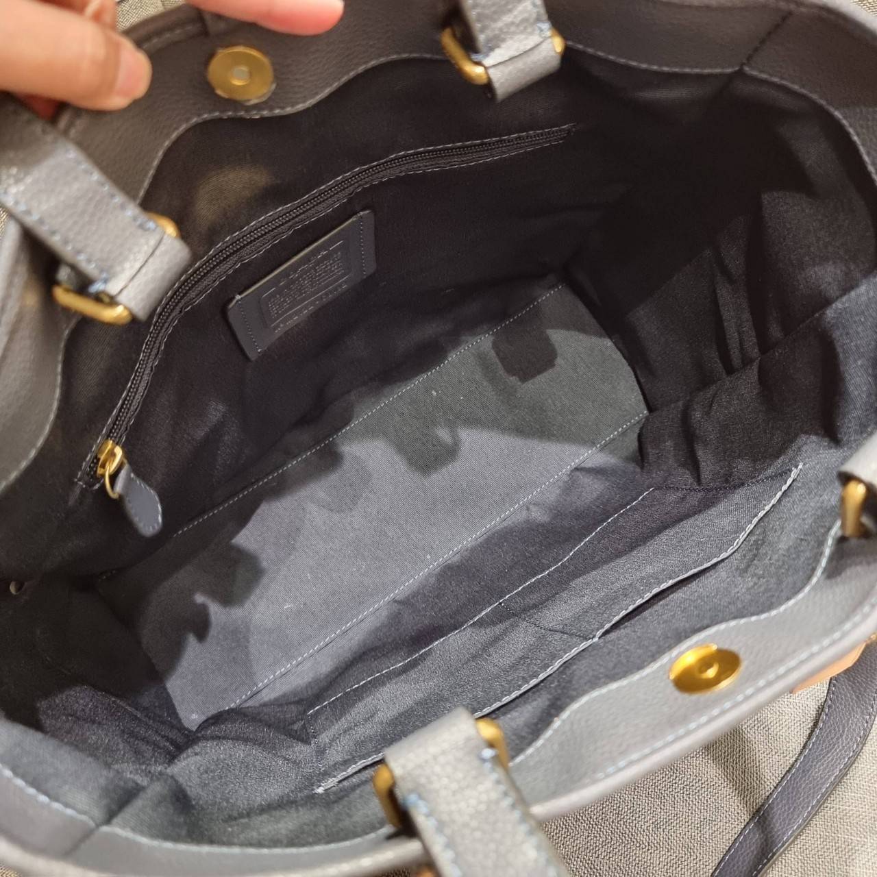 COACH C8182 HUDSON DOUBLE HANDLE TOTE IN SIGNATURE CHAMBRAY ใหม่ล่าสุด กระเป๋าทรงโท้ทใบใหญ่ ที่จุดของความจุ ใส่ได้แบบคุ้มๆไปเลย วัสดุผ้าแชมเบรย์ตัดด้วยหนัง pepble สวย คม ดูดี ปากกระเป๋ามีกระดุมแม่เหล็กปิดกันของหล่นได้ ภายในโล่งกว้างมาก ซิกเนเจอร์รุ่นนี้คื