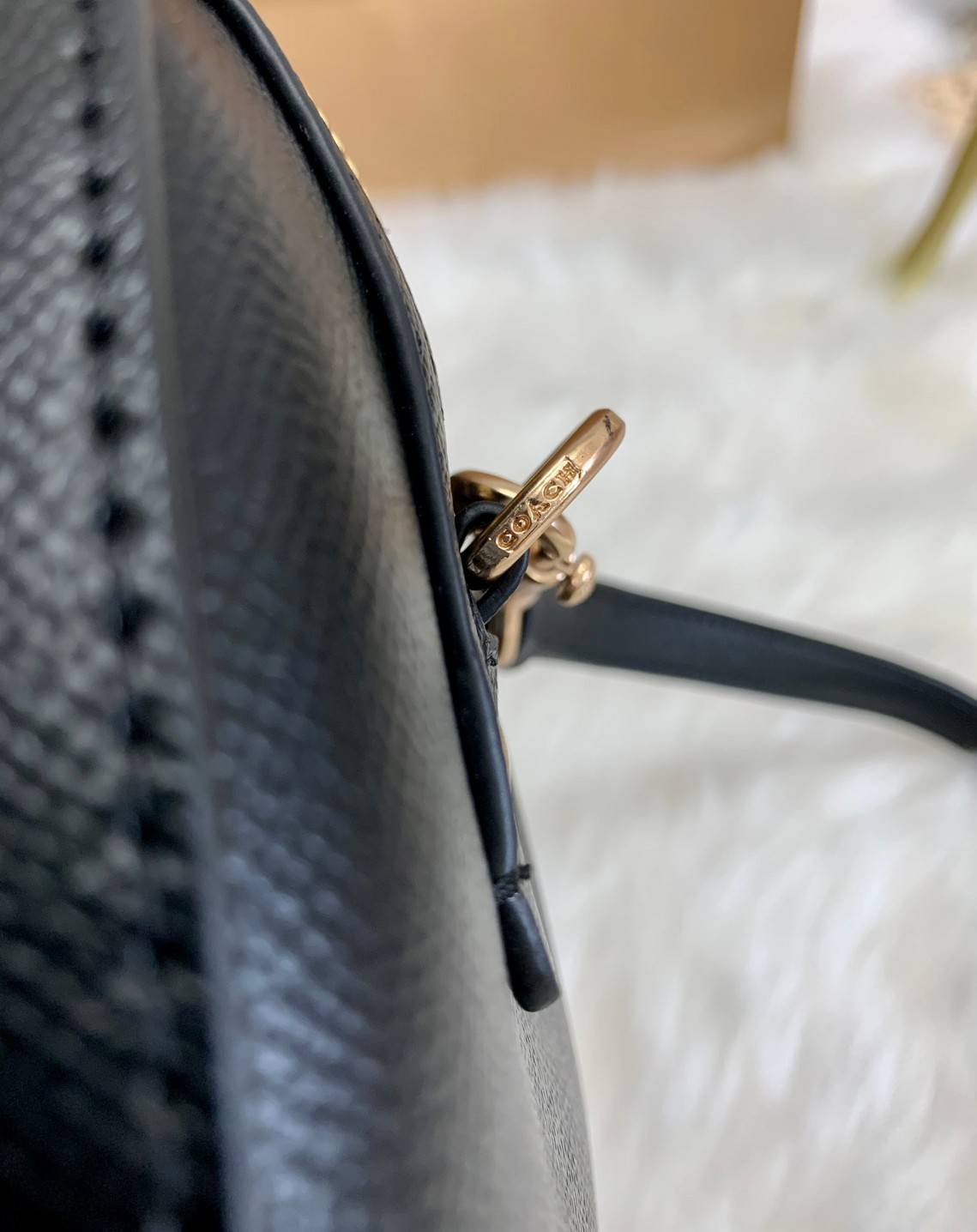 COACH ROWAN SATCHEL BAG ((79946)) กลับมาอีกครั้ง พร้อมสีหายากค่ะ! กระเป๋าหิ้วทรงหมอนสุดฮิตของสาวๆ//สะพายข้างได้ หนังแท้ ลายหนังสวย ทรงสวย ด้านหน้ามีช่องซิปให้หนึ่งช่อง เปิดปิดช่องหลักแบบซิป ภายในกว้างใส่ของจำเป็นของสาวๆได้ครบ มีช่องเล็กและช่องซิปใส่ของจุก