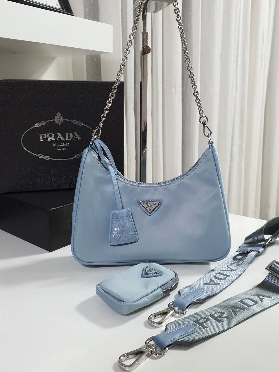 Prada Re-Edition 2005 Re-Nylon bag ใบเดียวคุ้มมากค่ะ อุปกรณ์ ครบชุด **ซื้อ1ได้ถึง3ไอเท็ม ทั้งสายยาว และกระเป๋าใส่เหรียญ และป้ายแท็คหนัง อย่างดี **อะไหล่ปั้มแบรนด์แท้ทุกจุด วัสดุทำจากผ้า Nylon อย่างดี กันน้ำได้ อยู่ทรงสวย สามารถใส่กระเป๋าตังค์ใบกลางได้ ถอด