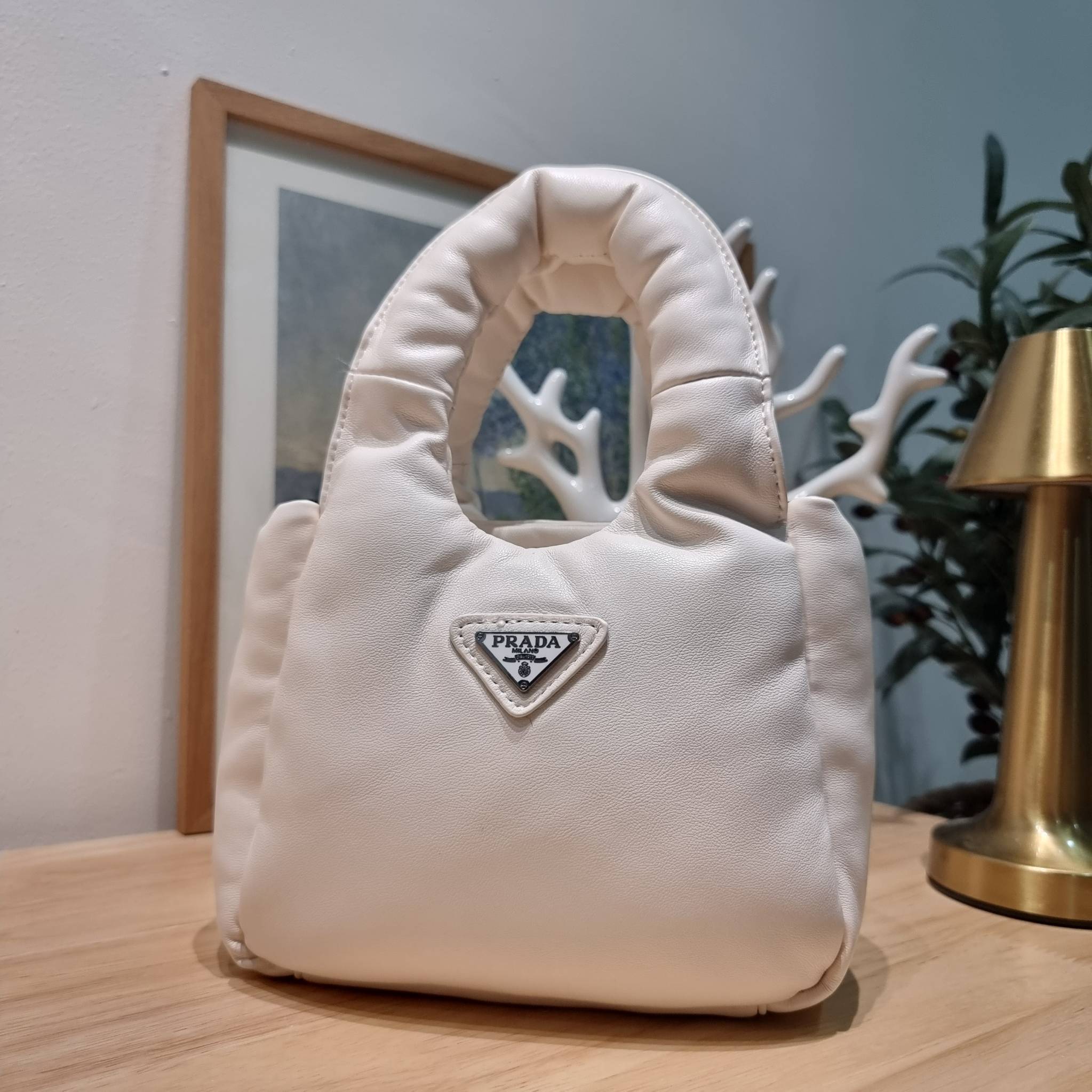 PRADA Small padded Soft nappa-leather bag พร้อมส่ง 4 สี น้องใหม่ล่าสุด กับคอลเลคชั่นที่ทำออกมาตอบโจทย์ได้ทุกไลฟ์สไตล์