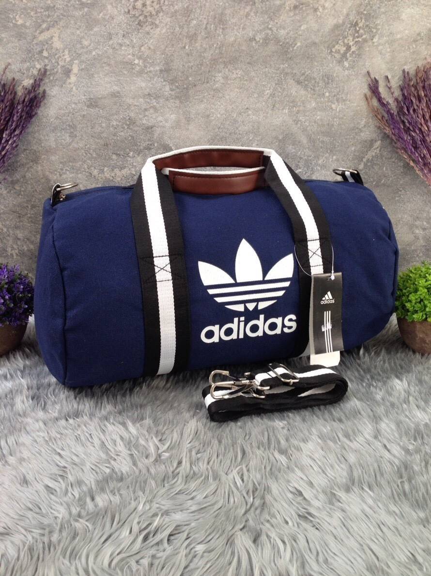 Adidas Travel Canvas Bag กระเป๋าเดินทางทรงหมอน ดีไซน์ sport วัสดุ canvas ด้านหน้าสกรีนแบรนด์ น้ำหนักเบา หูหิ้วมีหนังจับถนัดมือ ซิปแบรนด์ ช่องหลักเปิดปิดด้วยซิป ภายในกว้างใส่เสื้อผ้าได้ มีช่องเล็ก มาพร้อมสายยาว ถอด ปรับได้ค่ะ
