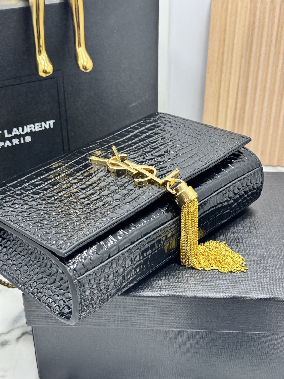 ORI หนังแท้ | 20cm Ysl Kate Croc Tassel Bag / YSL Woc Bag กระเป๋าสะพายทรง woc เรียบหรูดูแพงที่แท้จริง งานหนังลายจรเข้เต็มใบโดดเด่นด้วยโลโก้แบรนด์สุดหรู พร้อมพู่ห้อย รุ่นฮิตลอดกาลดูดีมีระดับ