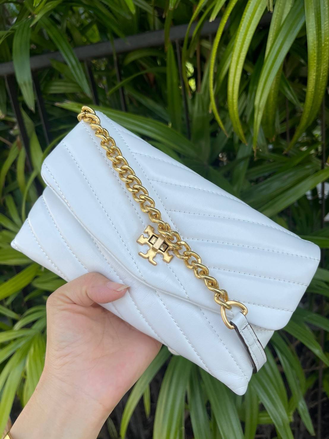 ของแท้ 💯% 】Tory Burch Kira Chevron Chain Wallet Bag เน้นความเรียบหรูดูแพง ต้องยกให้รุ่นนี้ ซึ่งมีขนาดกะทัดรัด ให้ลุคสาวมั่น Active ดูทะมัดทะแมง เหมาะสะพายในวันลำลอง และด้วยความที่เป็นแบรนด์ของทอรี่