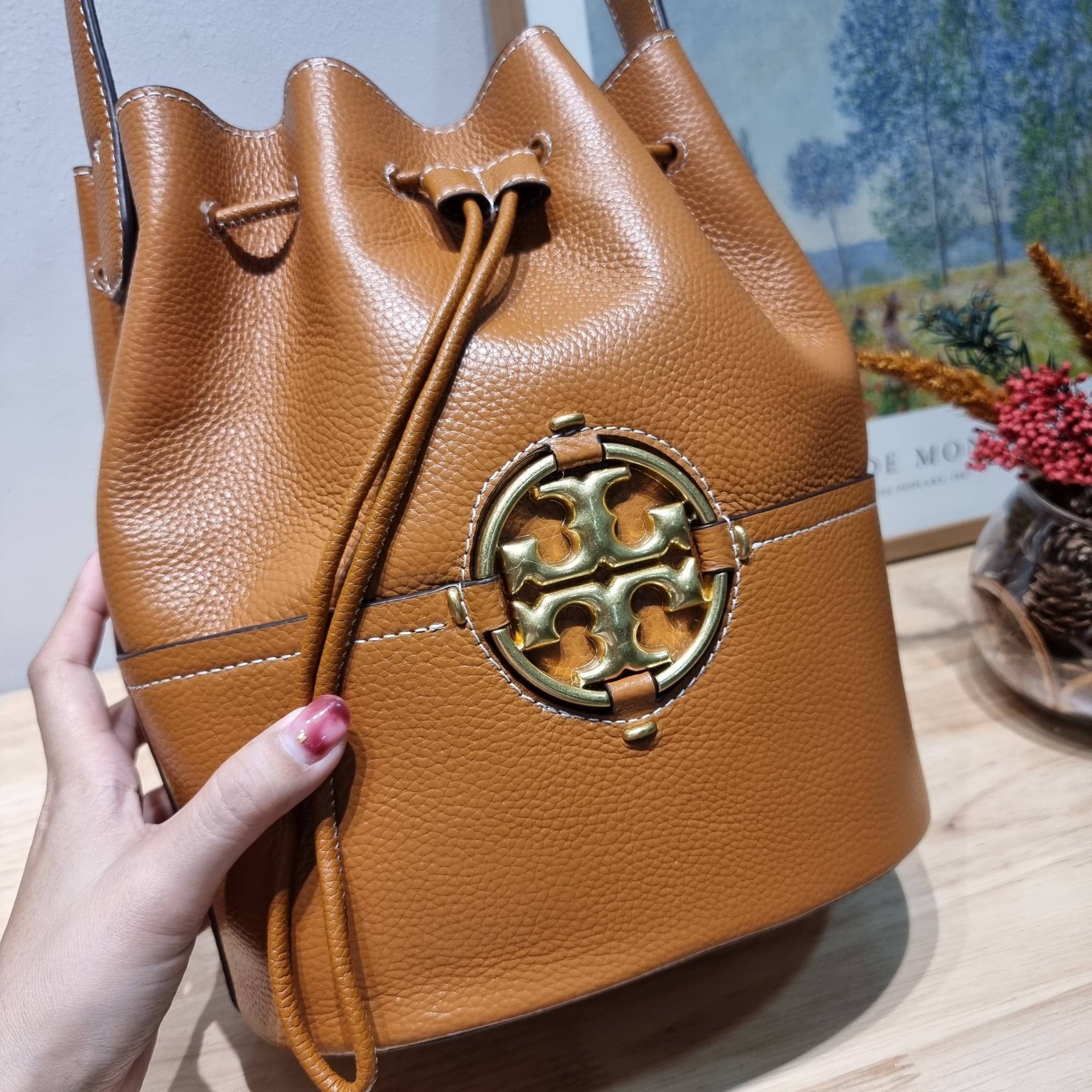 TORY BURCH MILLER BUCKET BAG / Tory Burch Bag รุ่นยอดนิยม สวยหรู ดูผู้ดี กับกระเป๋าสะพายบัคเก็ตใบใหญ่ โดดเด่นด้วยโลโก้สีทอง รูปทรงคลาสสิค