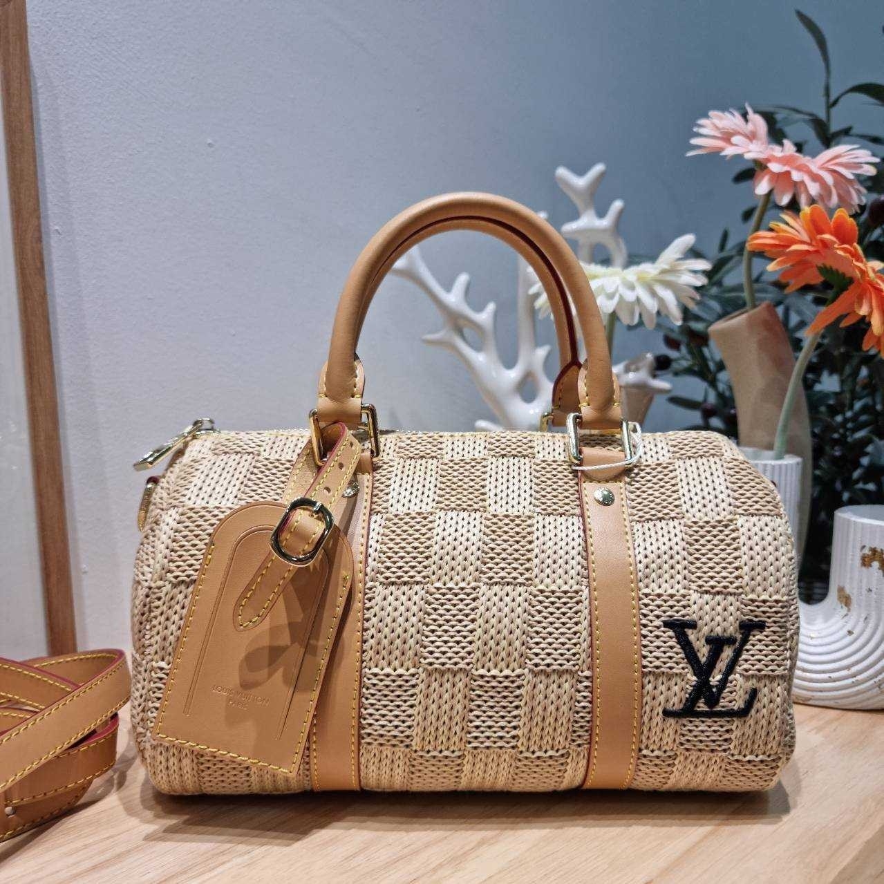 LV Keepall Bandoulière 25 / Lv bandouliere sunset bag กระเป๋าทรงหมอนสวยเก๋ ดีไซน์เริ่ดไม่ซ้ำใคร ลวดลายเอกลักษณ์ถักทอด้วยวัสดุรักษ์โลกดูดีมากๆ