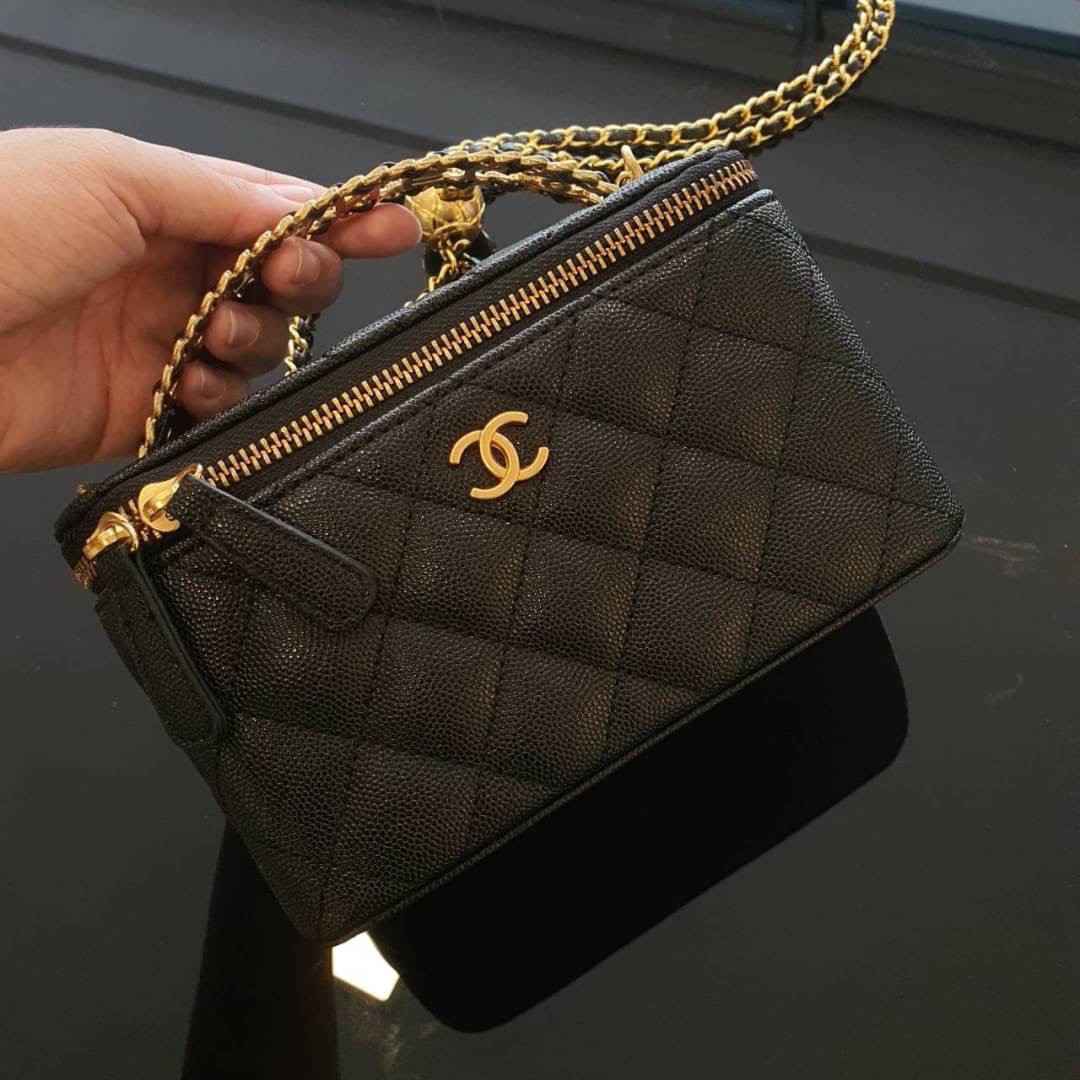 ใบน่ารักปุ้กปิ้ก กระเป๋าสะพายครอสบอดี้ CHANEL CAVIAR QUITED SMALL VANITY CASE WITH CHAIN BAG งานเกรดสินค้าสมนาคุณ ทรงสวยหรู มีหูถืออะไหล่ทองชื่อแบรนด์